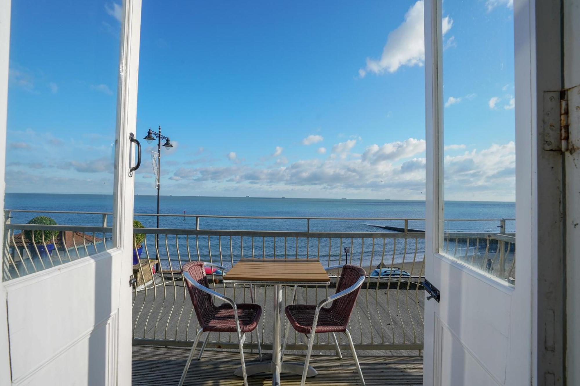 Oyo Shanklin Beach Hotel Экстерьер фото